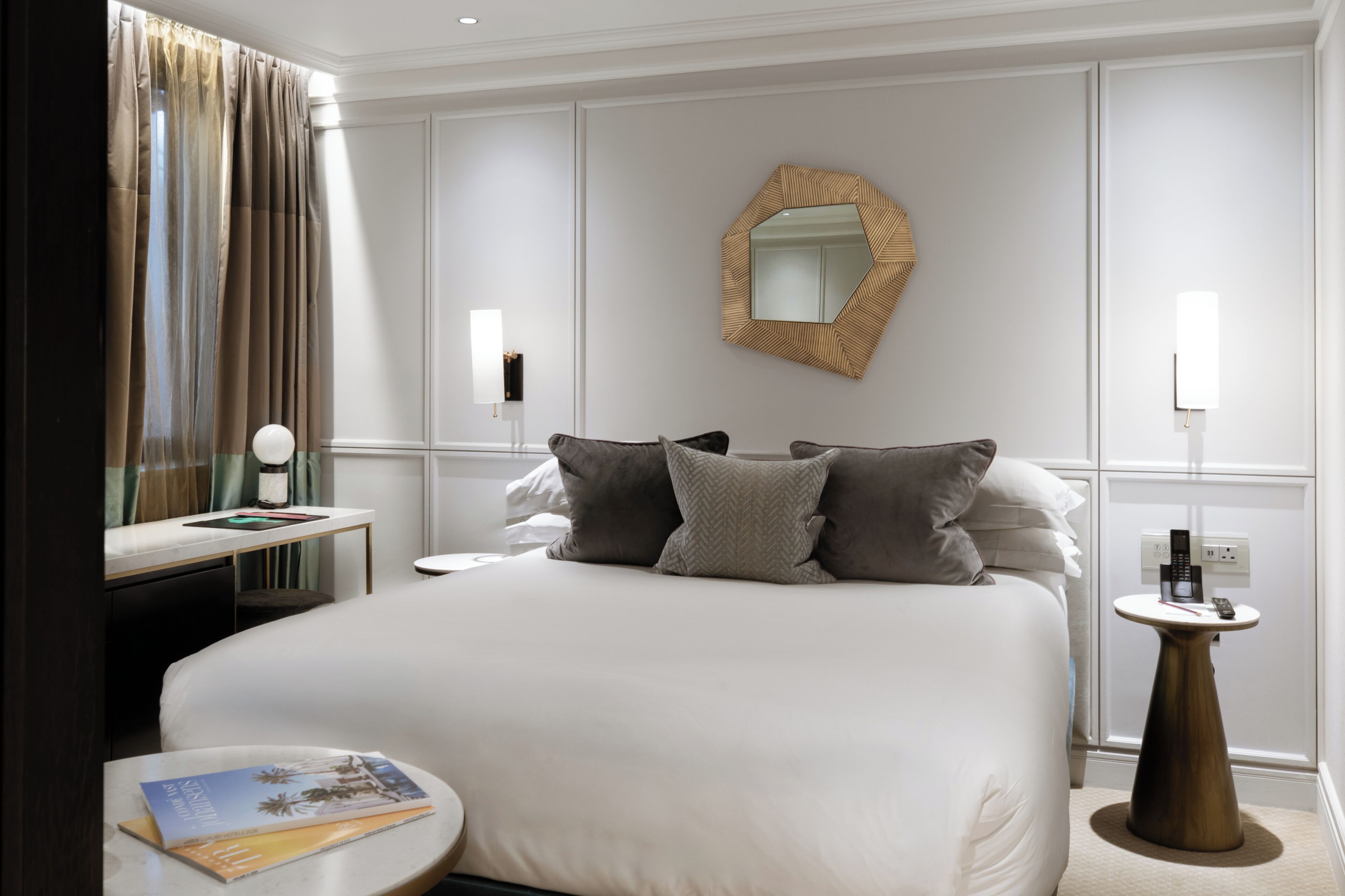 Quarto superior, 1 cama Queen | Frigobar, cofres nos quartos, escrivaninha