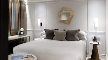 Quarto superior, 1 cama Queen | Frigobar, cofres nos quartos, escrivaninha