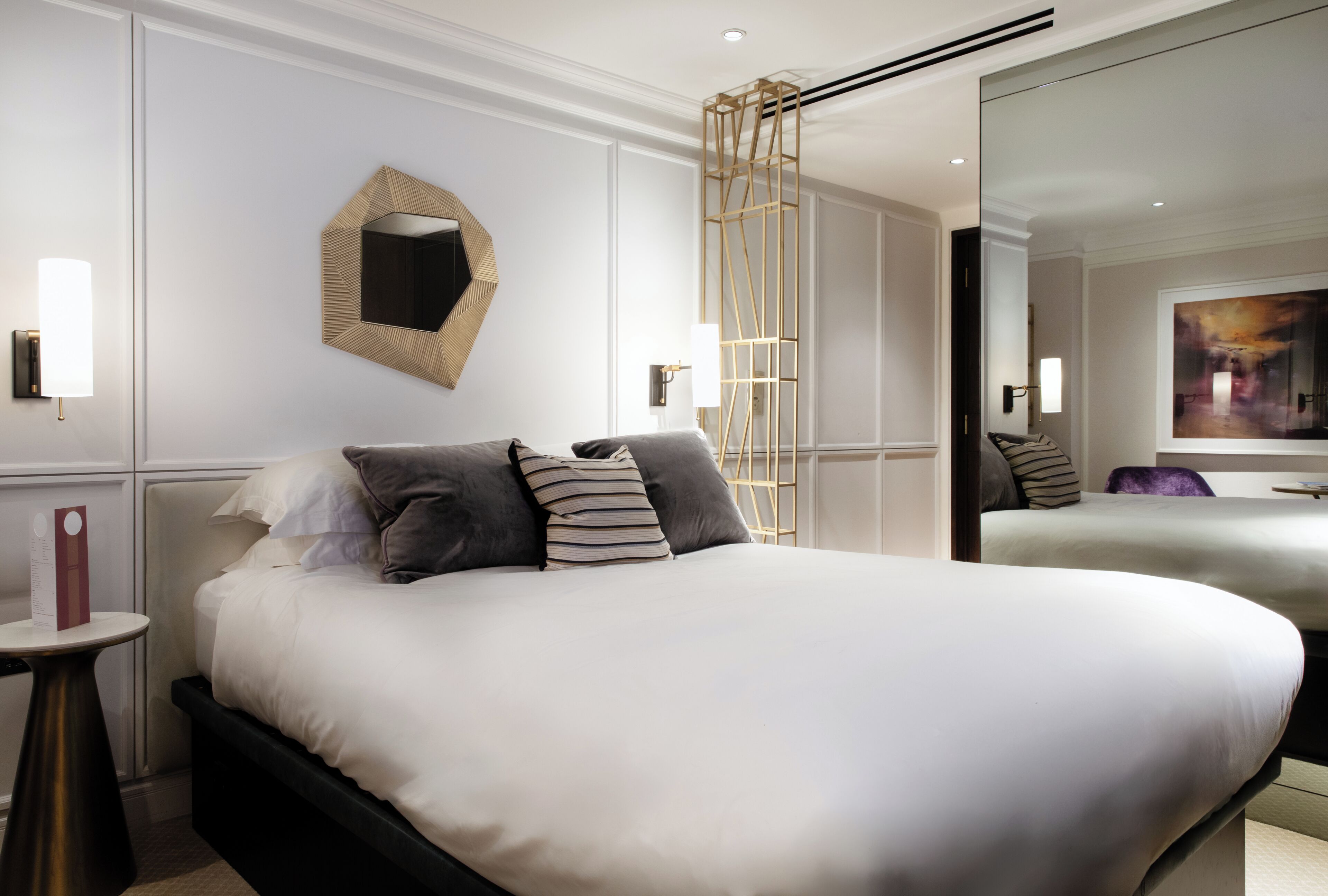 Superior Room, 1 Queen Bed | Minibar, in-room safe, desk, laptop workspace