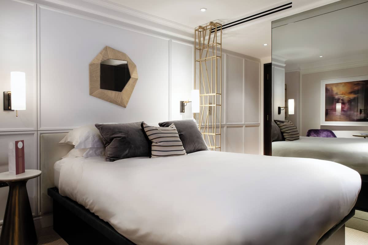 Superior Room, 1 Queen Bed | Minibar, in-room safe, desk, laptop workspace