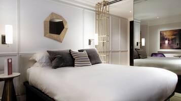 Superior Room, 1 Queen Bed | Minibar, in-room safe, desk, laptop workspace