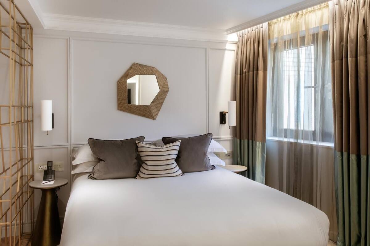 Quarto executivo, 1 cama Queen | Frigobar, cofres nos quartos, escrivaninha