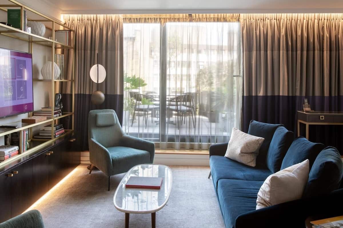Quarto, 2 quartos (The Bondfield Residence) | Frigobar, cofres nos quartos, escrivaninha