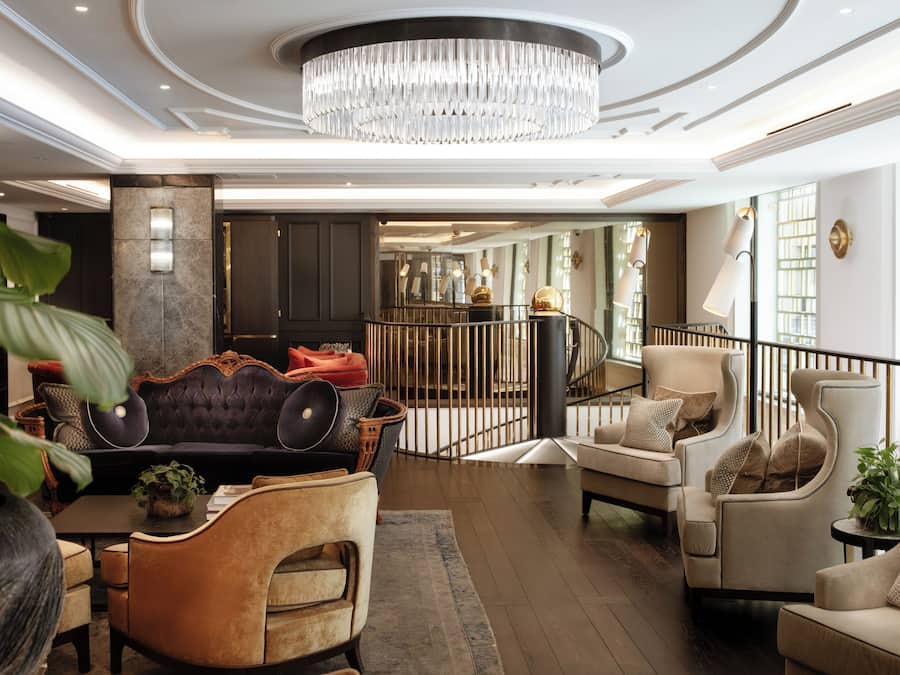 Serviert Frühstück, Mittagessen und Abendessen
