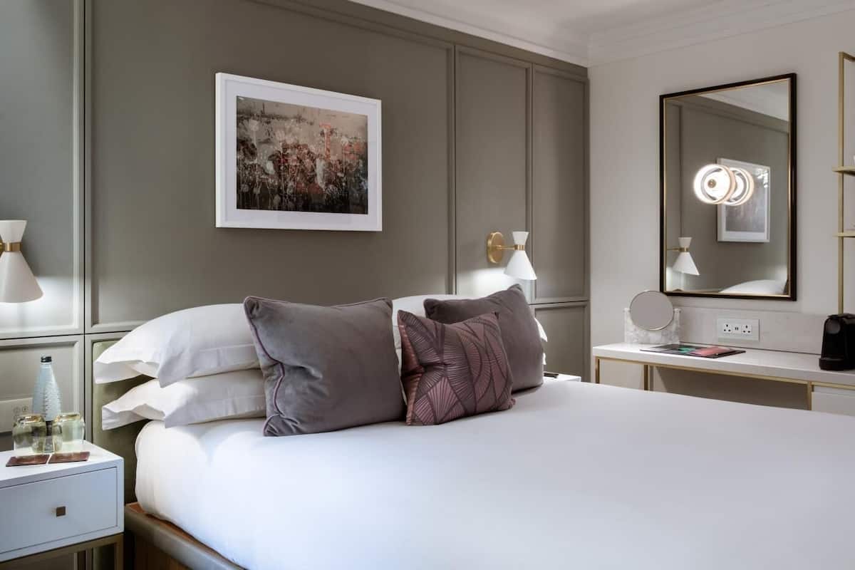 Quarto luxo, 1 cama Queen | Frigobar, cofres nos quartos, escrivaninha