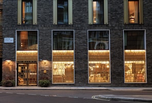 Property entrance - The Guardsman Hotel and Residences (London)