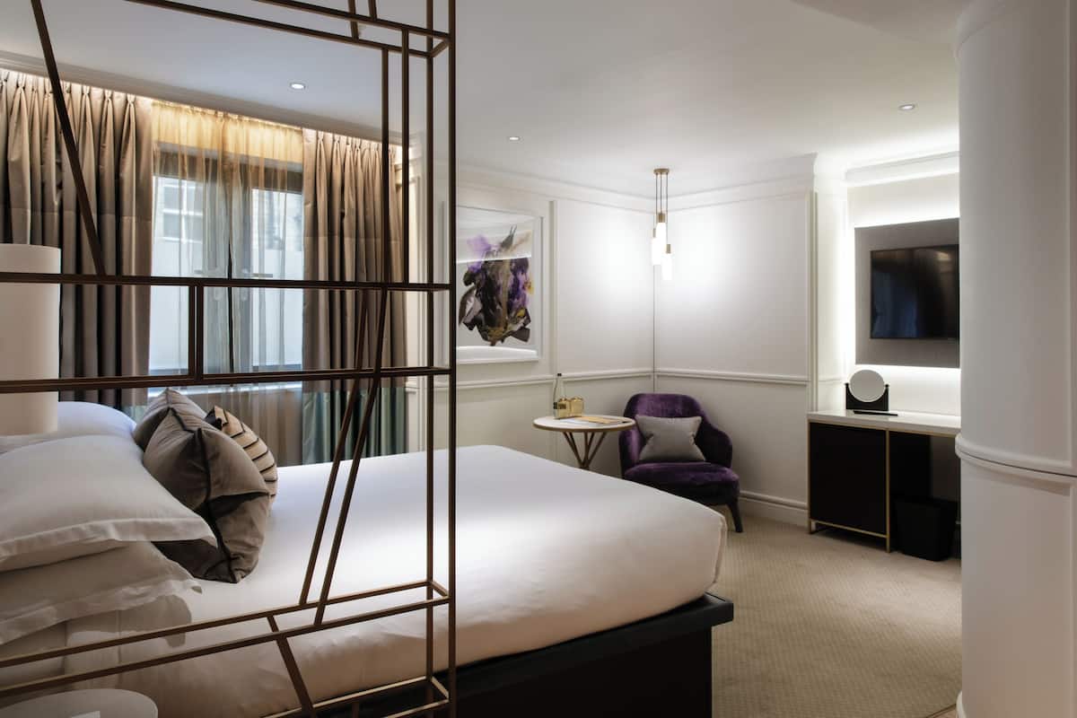 Executive Room, 1 Queen Bed | Minibar, in-room safe, desk, laptop workspace