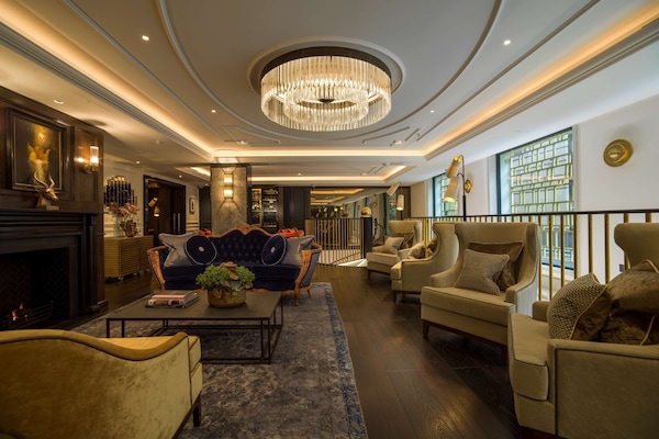 Serves breakfast, lunch and dinner