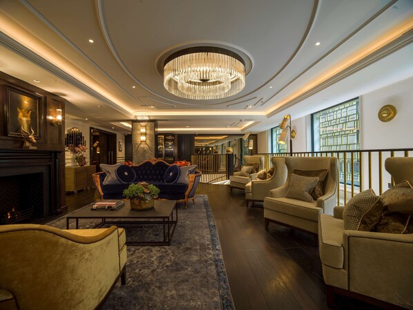Serves breakfast, lunch and dinner - The Guardsman Hotel and Residences (London)
