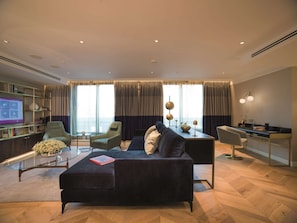 Room, 3 Bedrooms (The Astor Residence) | Living area | 40-cm Smart TV with digital channels, TV, pay films - The Guardsman Hotel and Residences (London)