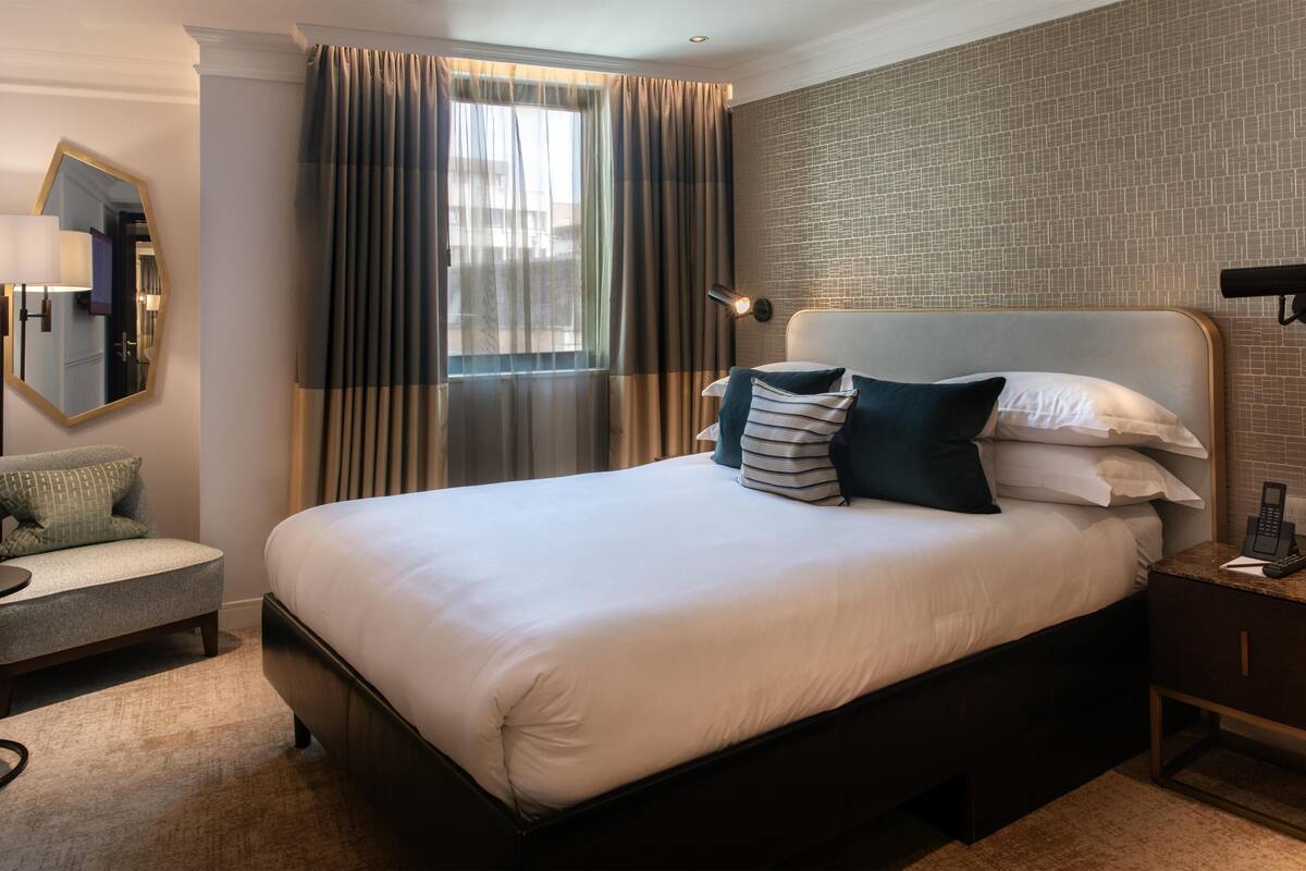 Quarto, 2 quartos (The Summerskill Residence) | Frigobar, cofres nos quartos, escrivaninha