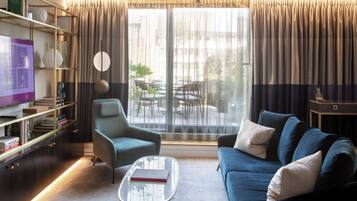 룸, 침실 2개 (The Bondfield Residence) | 거실 공간 | 디지털 채널 시청이 가능한 40cm 스마트 TV, TV, 유료 영화