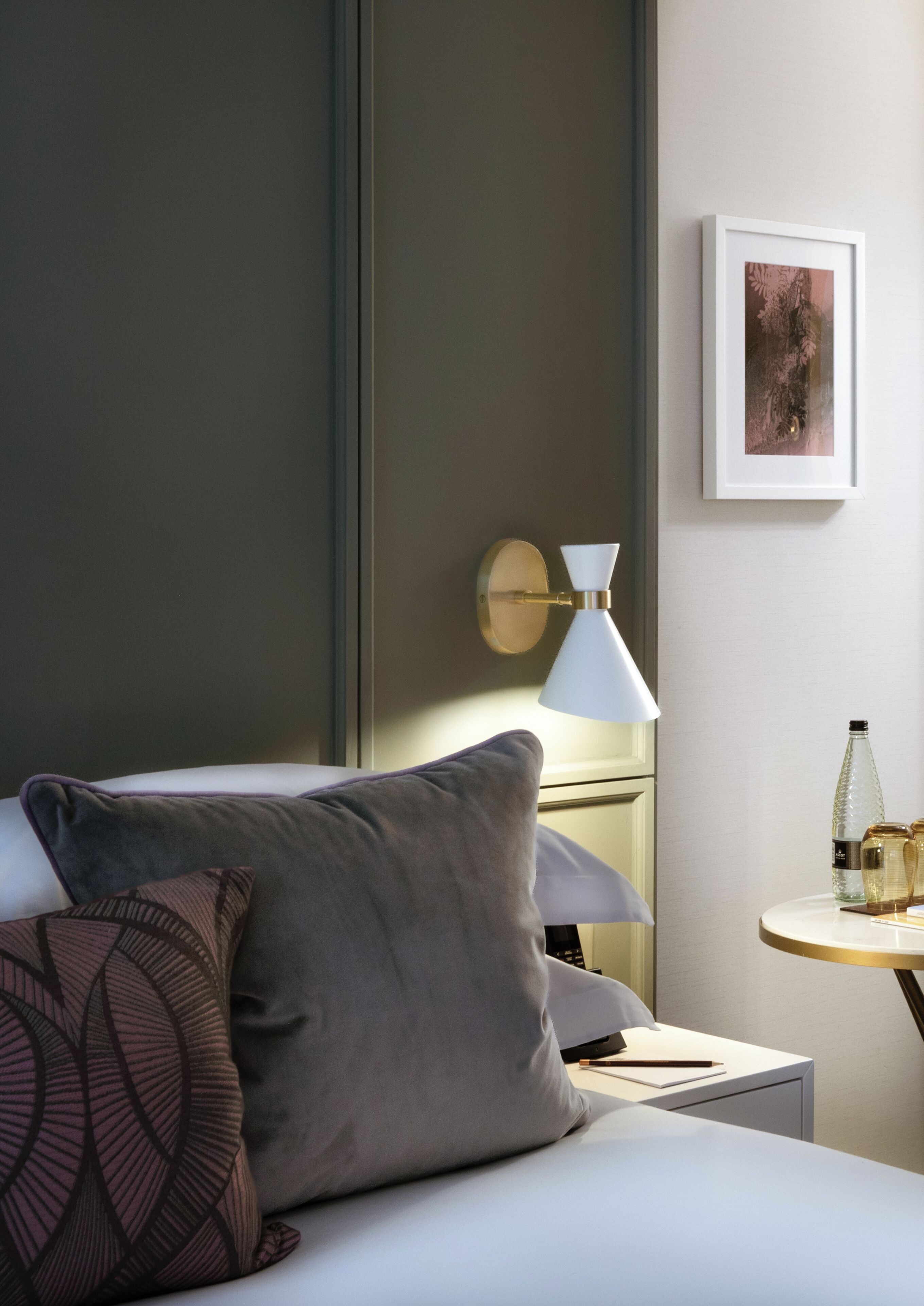 Executive Room, 1 Queen Bed | Minibar, in-room safe, desk, laptop workspace