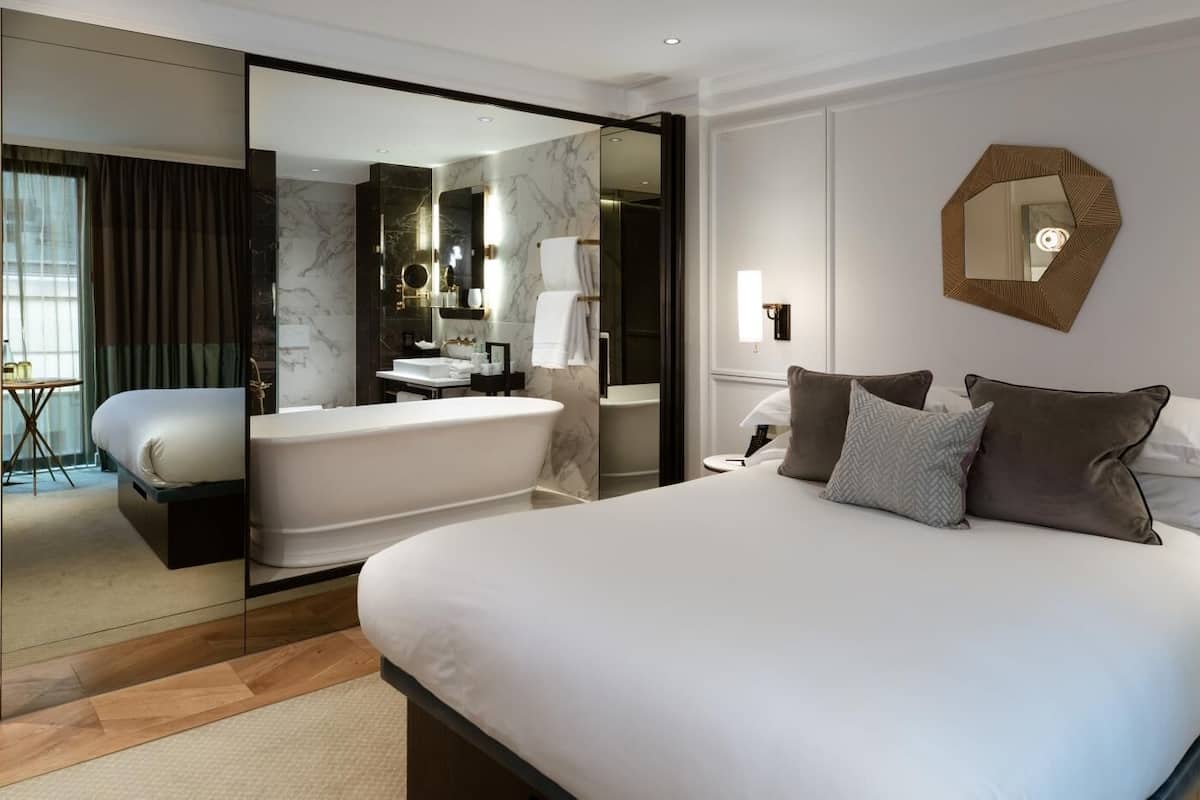 Quarto (The Guardsman) | Frigobar, cofres nos quartos, escrivaninha