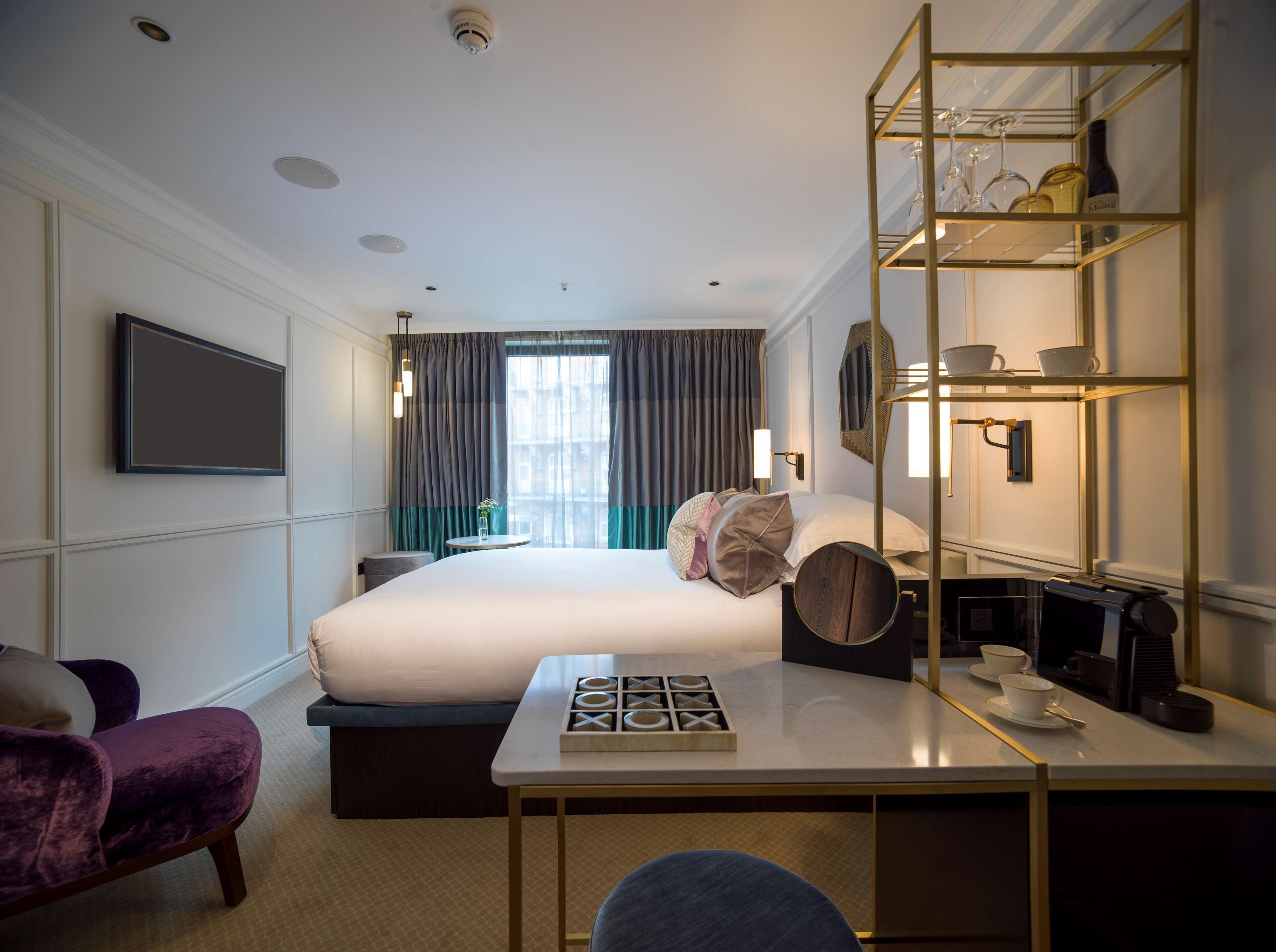 deluxe double room | minibar, in-room safe, individually decorated, individually furnished
