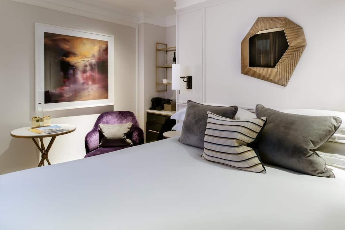 Quarto superior, 1 cama Queen | Frigobar, cofres nos quartos, escrivaninha
