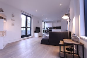 Premier Apartment | Living area | Flat-screen TV - Modern 2 Bedroom Apart in heart London (London)