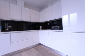 Premier Apartment | Private kitchen | Full-sized fridge, microwave, oven, stovetop - Modern 2 Bedroom Apart in heart London (London)