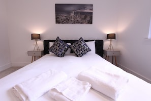 Premier Apartment | 2 bedrooms, iron/ironing board, free WiFi, bed sheets - Modern 2 Bedroom Apart in heart London (London)