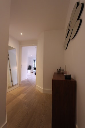 Hallway - Modern 2 Bedroom Apart in heart London (London)