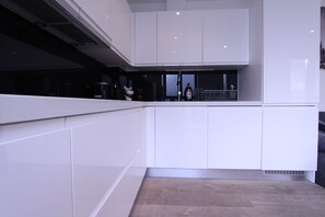 Premier Apartment | Private kitchen | Full-sized fridge, microwave, oven, stovetop - Modern 2 Bedroom Apart in heart London (London)