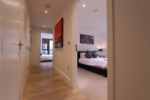 Hallway - Modern 2 Bedroom Apart in heart London (London)