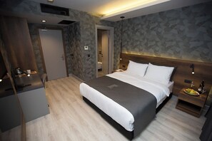 Standard Double Room | Minibar, in-room safe, desk, laptop workspace - Emens Hotel (Izmir)