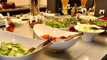 Un buffet con diversi cibi e utensili.