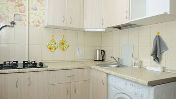 Apartment | Eigene Küche | Großer Kühlschrank, Mikrowelle, Herdplatte, Wasserkocher