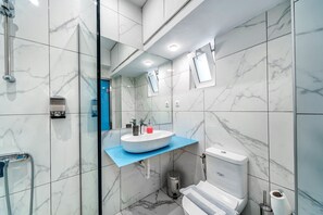 Deluxe driepersoonskamer, meerdere bedden, balkon (8) | Badkamer | Een douche, gratis toiletartikelen, een haardroger, pantoffels