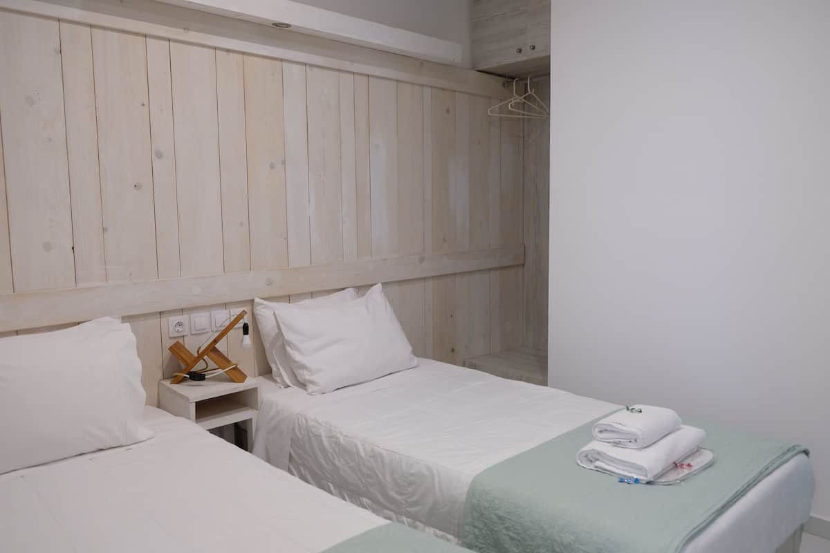 Klassieke studio, 2 eenpersoonsbedden, balkon (Twin 10) | 1 slaapkamer, verduisterende gordijnen, een strijkplank/strijkijzer