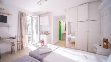 Studio Deluks, 2 Tempat Tidur Twin, balkon (Twin 2) | 1 kamar tidur, tirai kedap cahaya, dan setrika/meja setrika