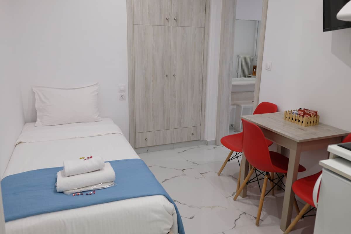 Deluxe driepersoonskamer, 3 eenpersoonsbedden, balkon (9) | 1 slaapkamer, verduisterende gordijnen, een strijkplank/strijkijzer