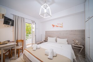 Deluxe Studio, 1 Queen Bed, Balcony (Double 5)
