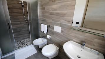 Camera doppia | Bagno | Doccia, set di cortesia gratuito, asciugacapelli, bidet