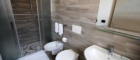 Double Room | Bathroom | Shower, free toiletries, hair dryer, bidet