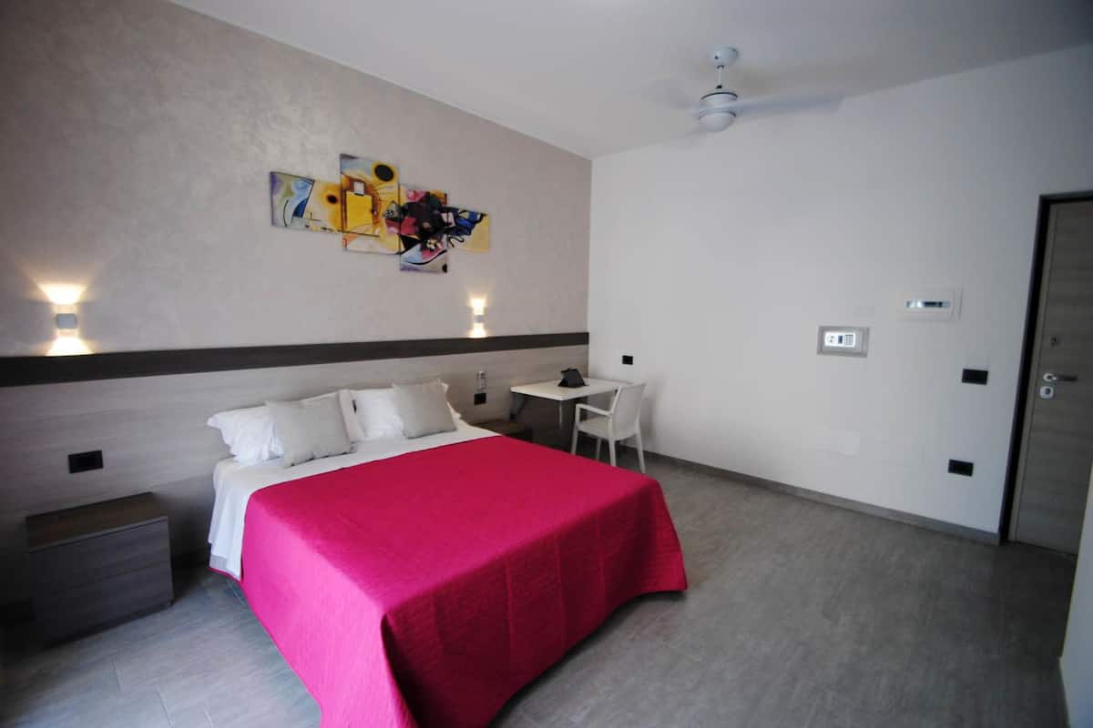 Minibar, desk, soundproofing, free WiFi