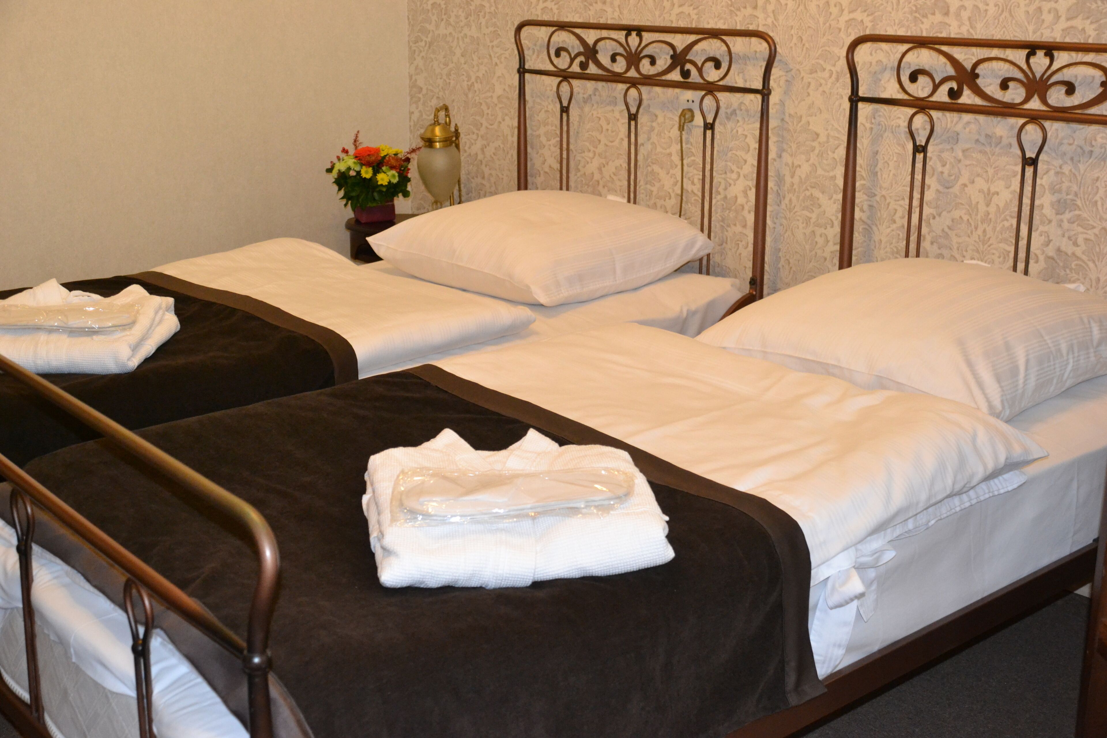 standard twin room | minibar, in-room safe, desk, blackout curtains