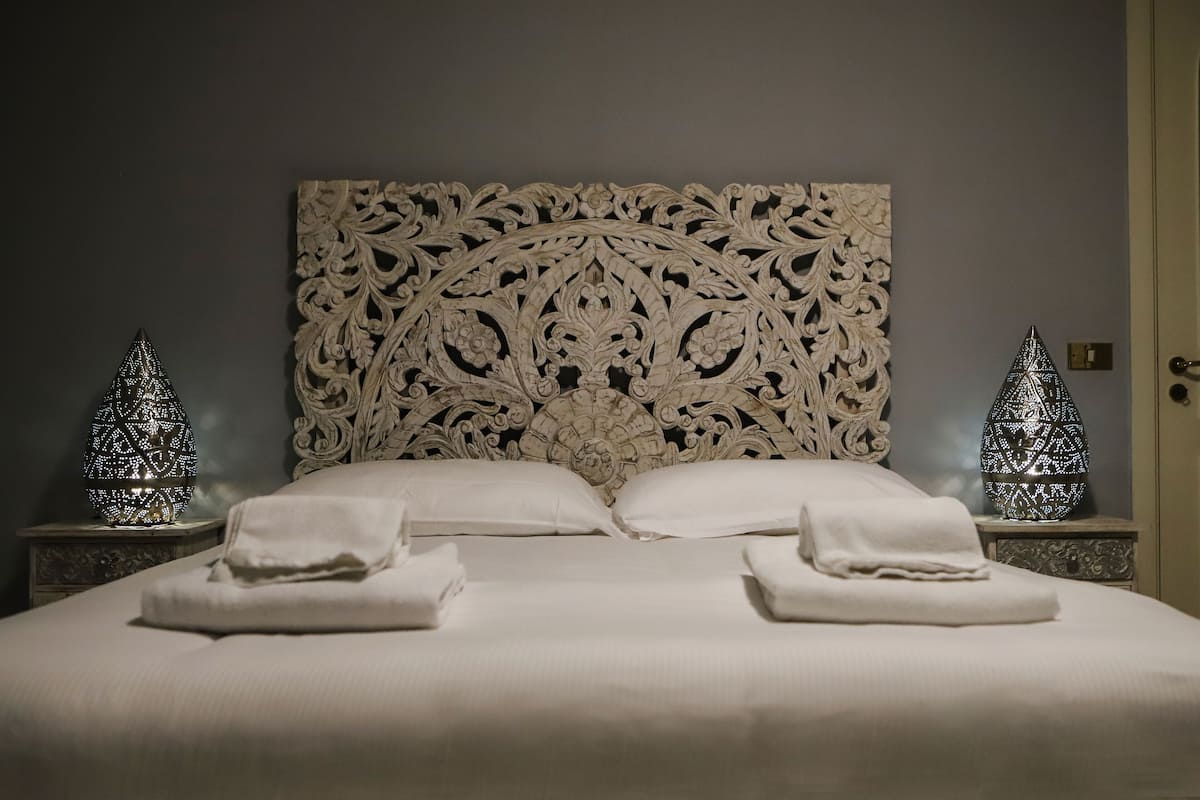 Apartment, 1 Bedroom (Suite Regina Isabella) | 1 bedroom, individually decorated, individually furnished, desk