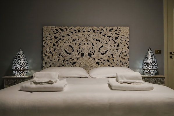 Apartment, 1 Bedroom (Suite Regina Isabella) | Individually decorated, individually furnished, desk, free WiFi - Piazza Dante Suites in Naples (Naples)