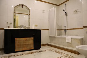 Casa geminada, 1 quarto (Suite Regina Vittoria) | Banheiro | Chuveiro, chuveiro com efeito de chuva, produtos de toalete grátis 