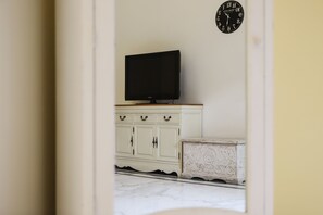 Townhome, 1 Bedroom (Re Vittorio Emanuele Luxury Apartment) | Television - Piazza Dante Suites in Naples (Naples)