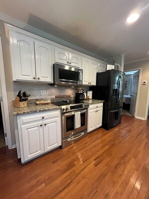 雪櫃、微波爐、焗爐、爐具