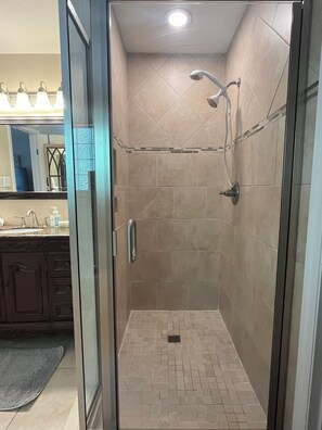 Combined shower/bathtub, hair dryer, towels, toilet paper