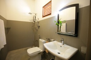 Een douche, een regendouche, een bidet, handdoeken
