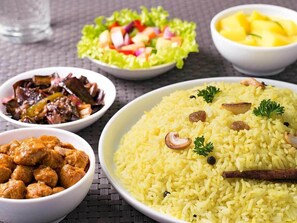 Serveert ontbijt, lunch en diner
