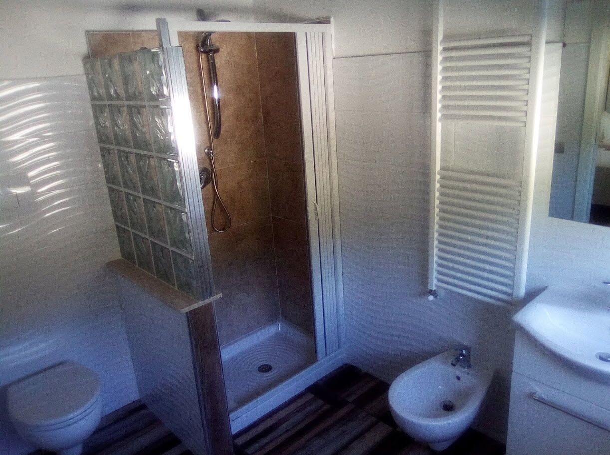 Quarto quádruplo luxo | Banheiro | Bidê, toalhas de banho, sabonete, papel higiênico