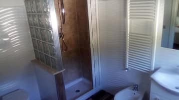 Quarto quádruplo luxo | Banheiro | Bidê, toalhas de banho, sabonete, papel higiênico