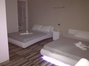 Chambre quadruple Deluxe | Coffre-fort, rideaux d’obscurcissement, accès au Wi-Fi (inclus)