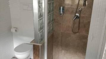 Dusche im Bad